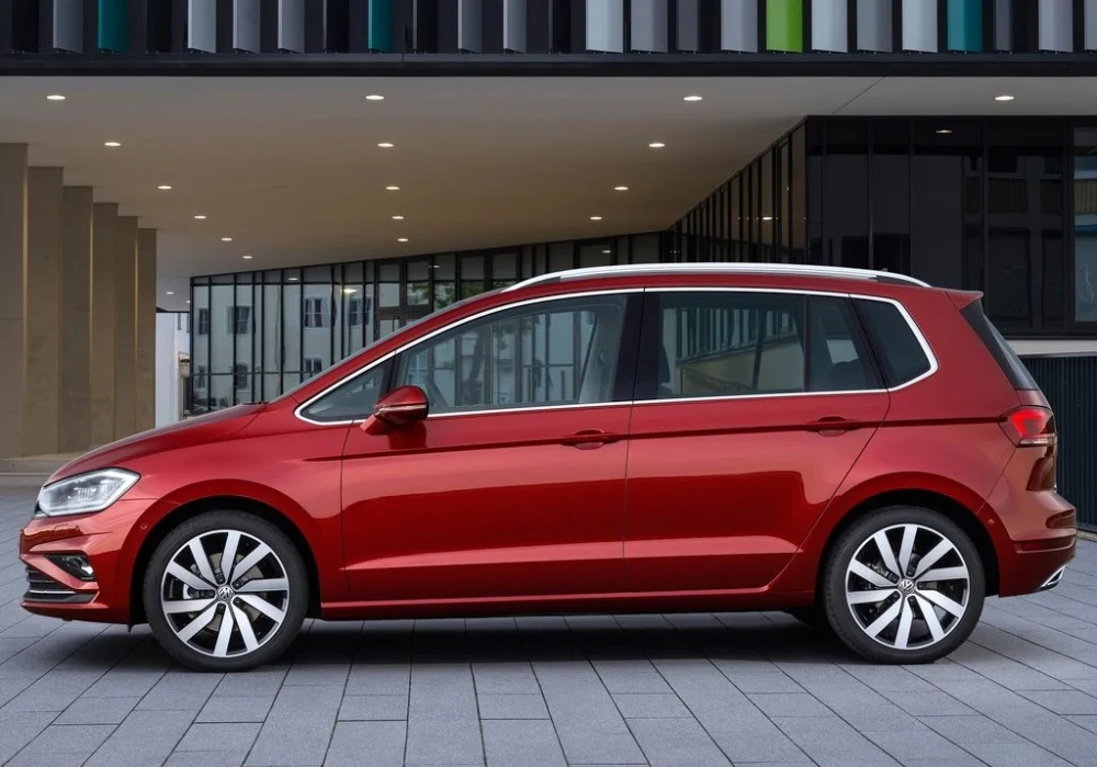 Golf Sportsvan Automatic rent a car Montenegro side